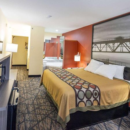 Super 8 by Wyndham Big Rapids Motel Bagian luar foto