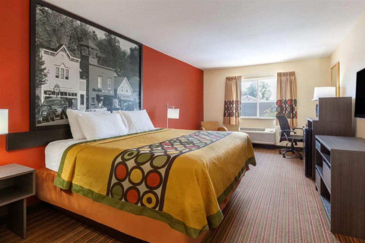 Super 8 by Wyndham Big Rapids Motel Bagian luar foto