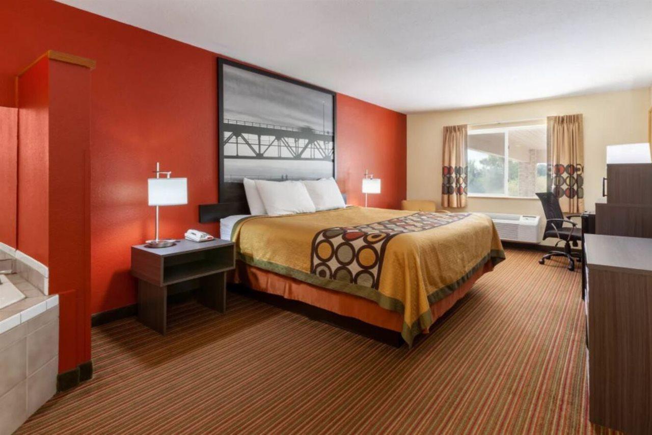 Super 8 by Wyndham Big Rapids Motel Bagian luar foto