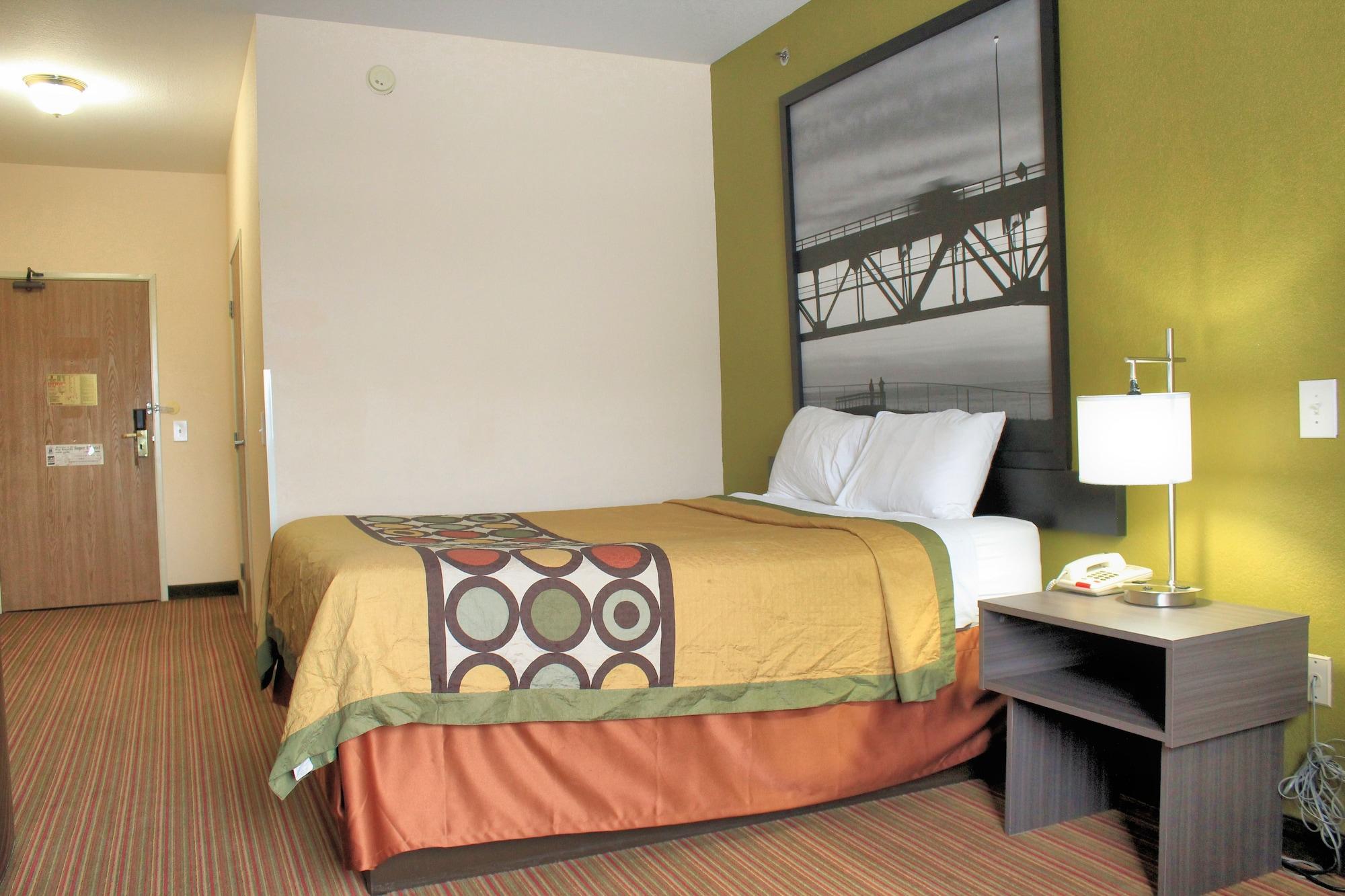 Super 8 by Wyndham Big Rapids Motel Bagian luar foto