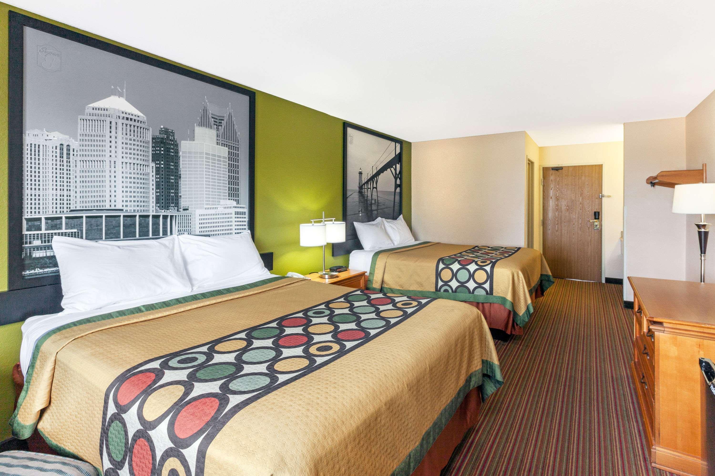 Super 8 by Wyndham Big Rapids Motel Bagian luar foto
