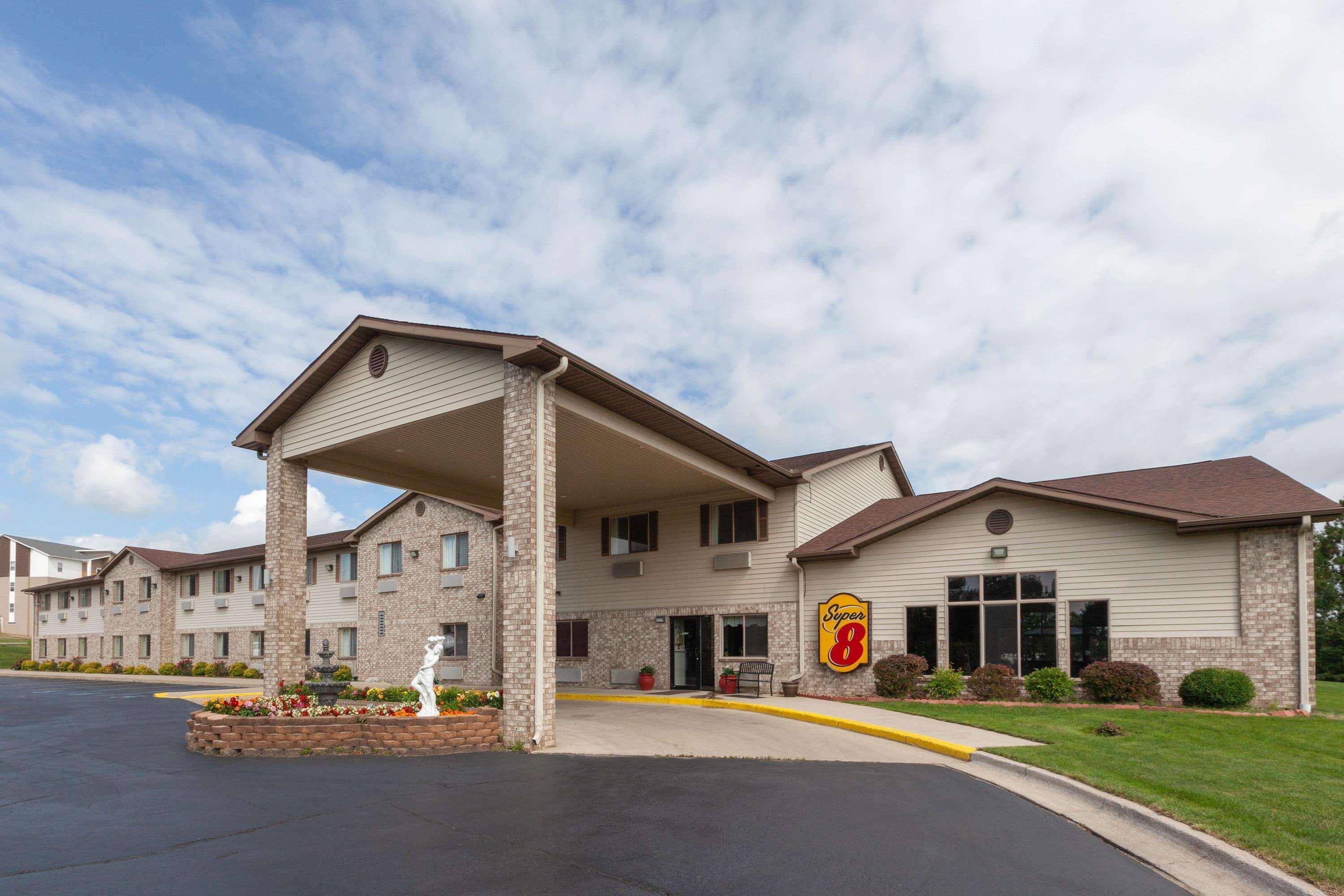 Super 8 by Wyndham Big Rapids Motel Bagian luar foto