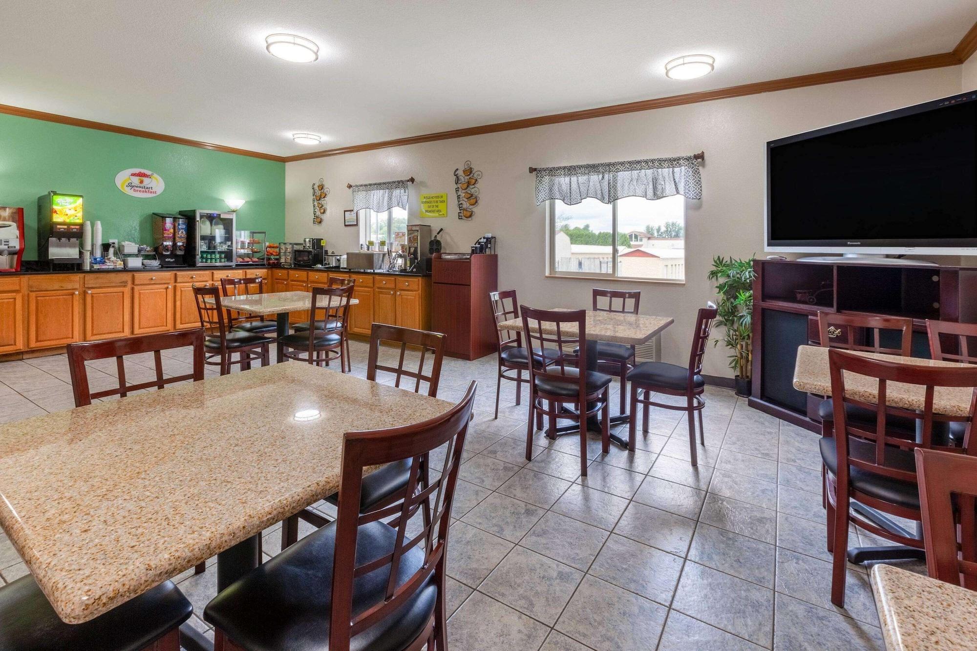 Super 8 by Wyndham Big Rapids Motel Bagian luar foto