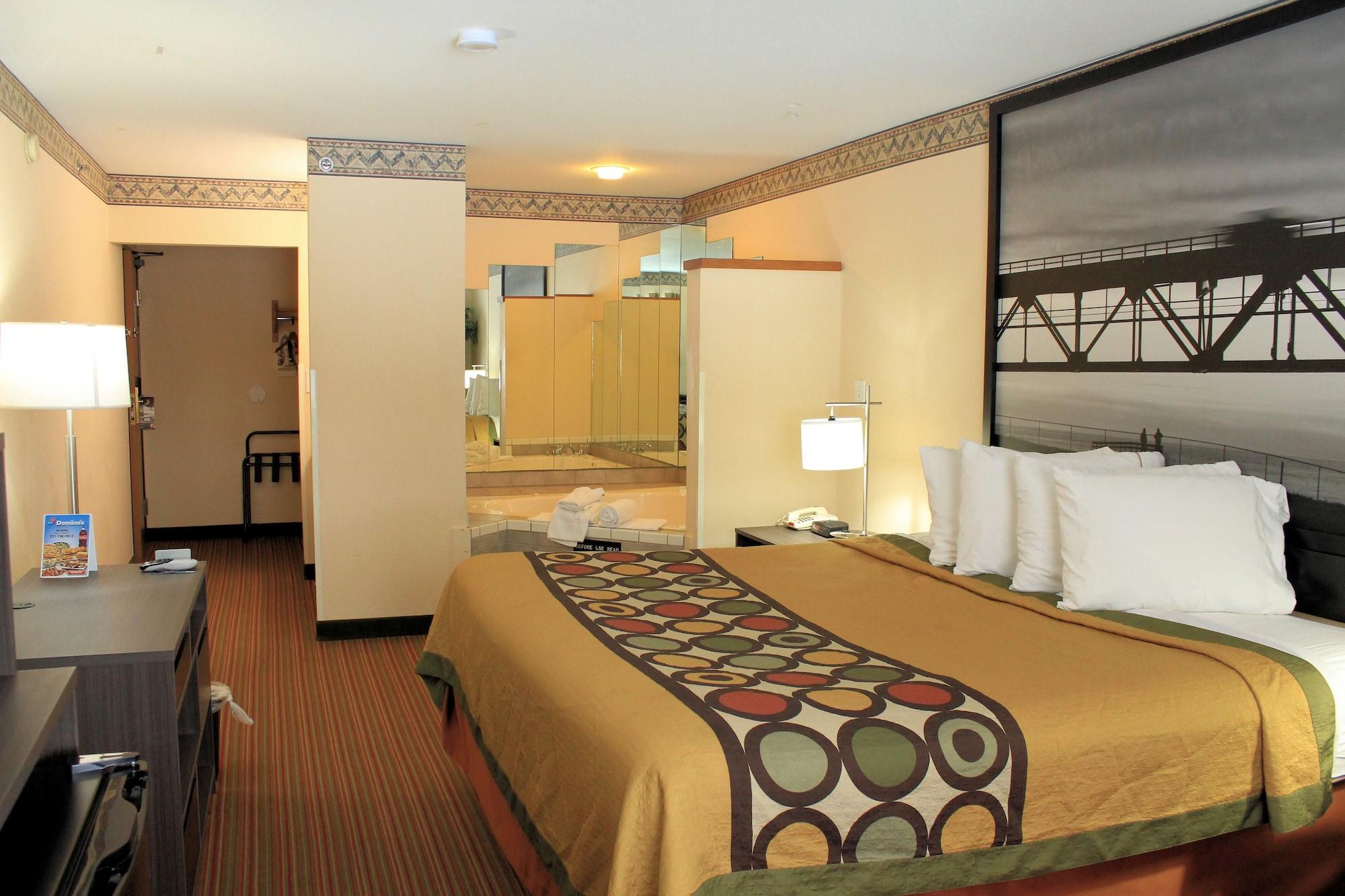 Super 8 by Wyndham Big Rapids Motel Bagian luar foto