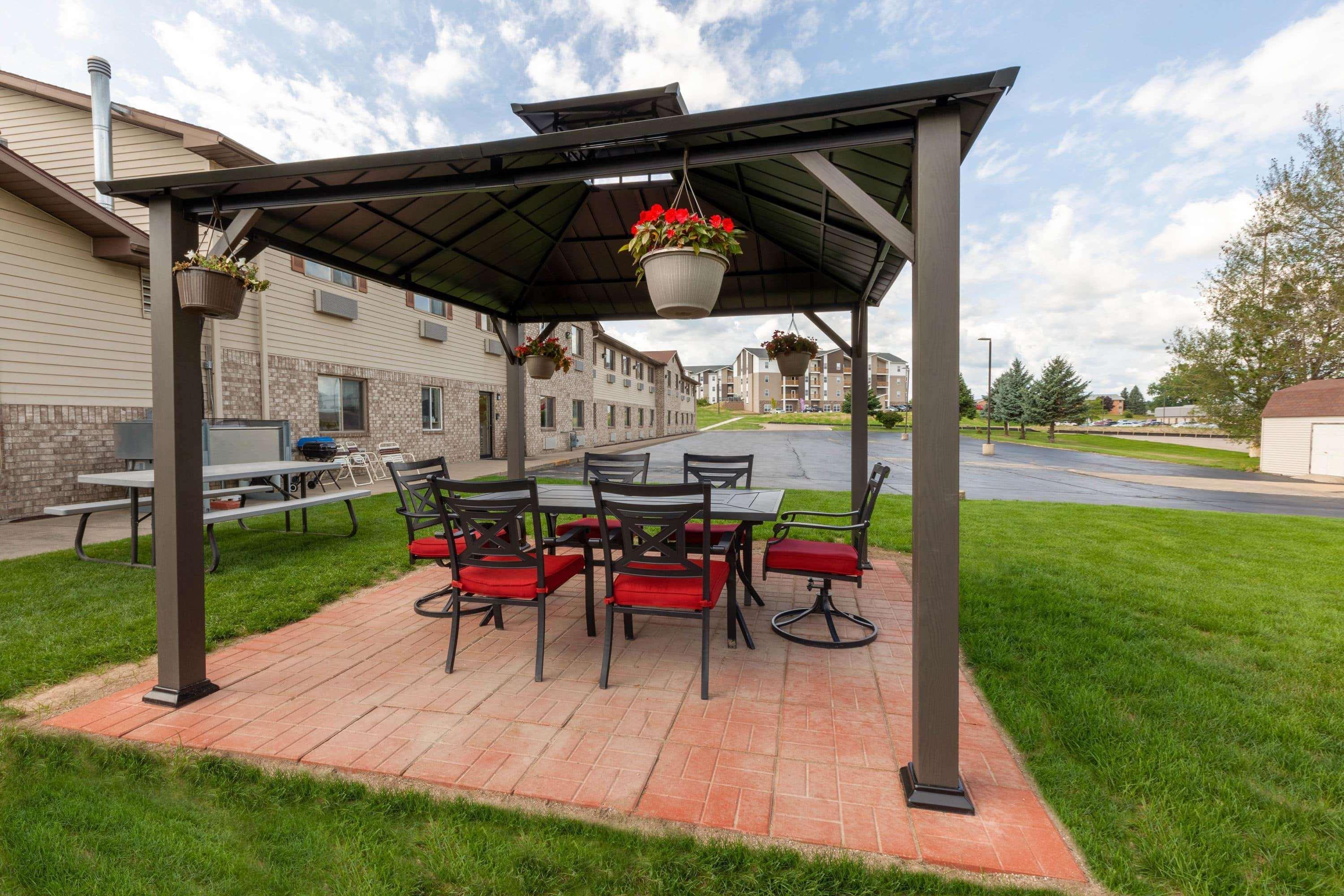 Super 8 by Wyndham Big Rapids Motel Bagian luar foto