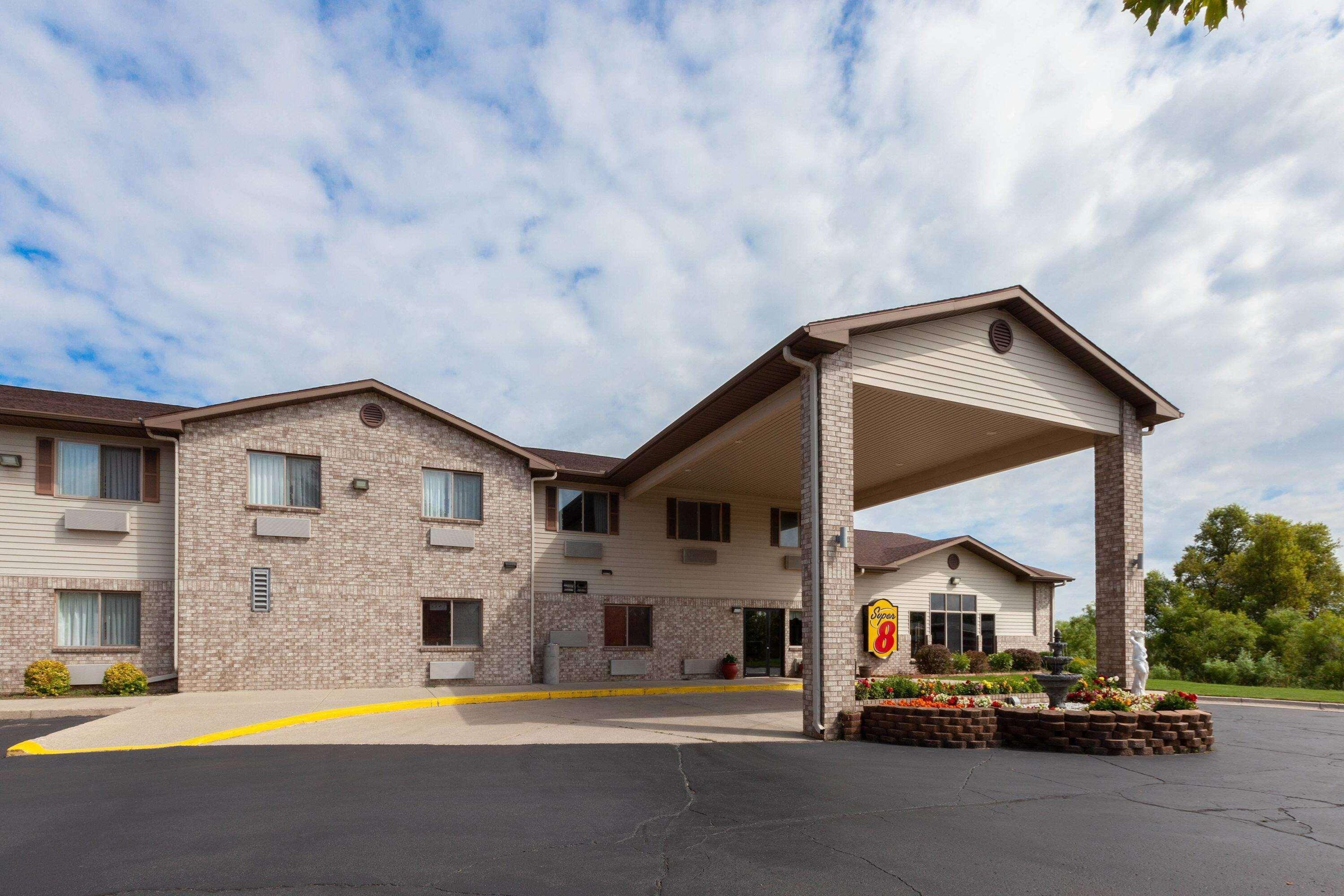 Super 8 by Wyndham Big Rapids Motel Bagian luar foto