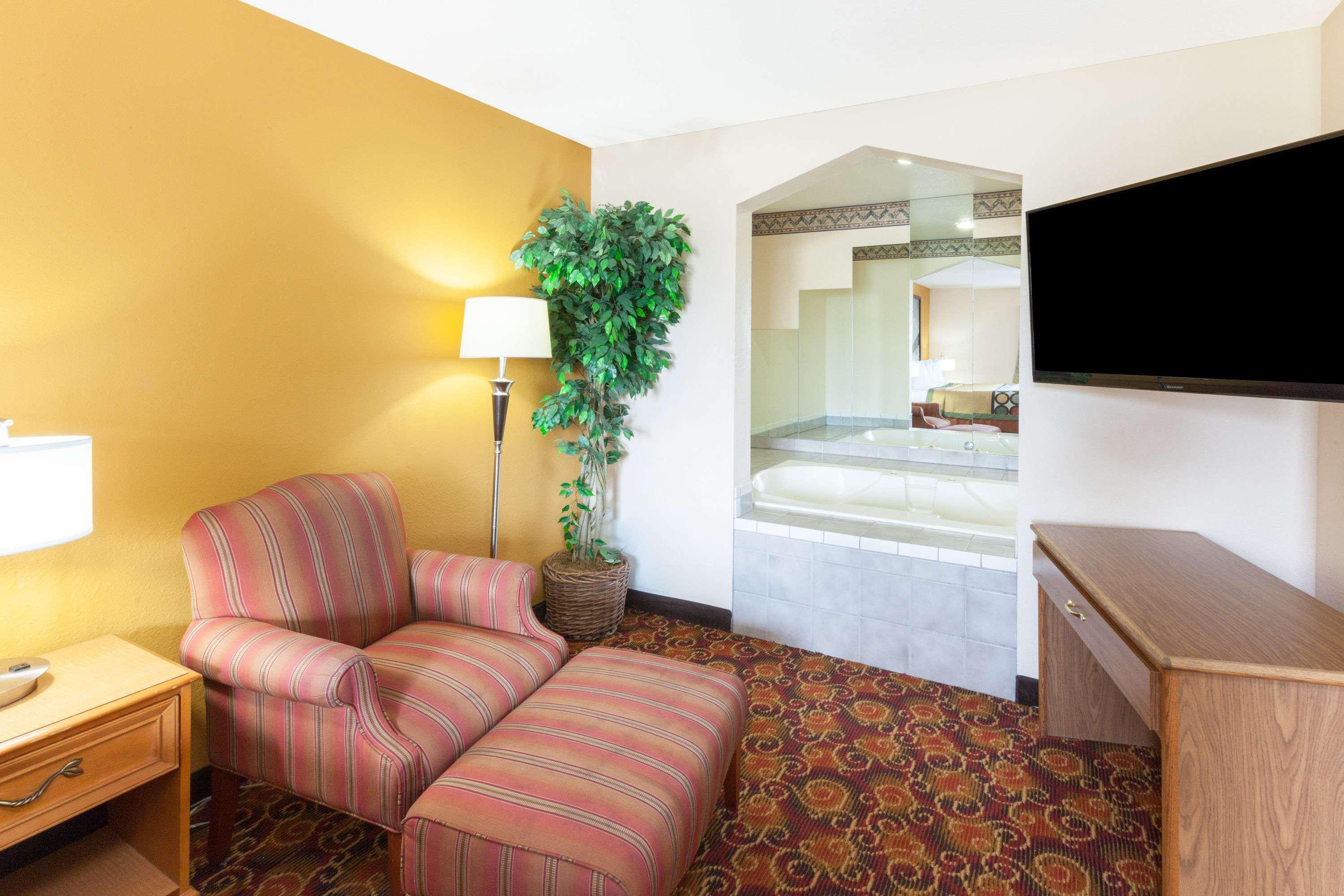 Super 8 by Wyndham Big Rapids Motel Bagian luar foto
