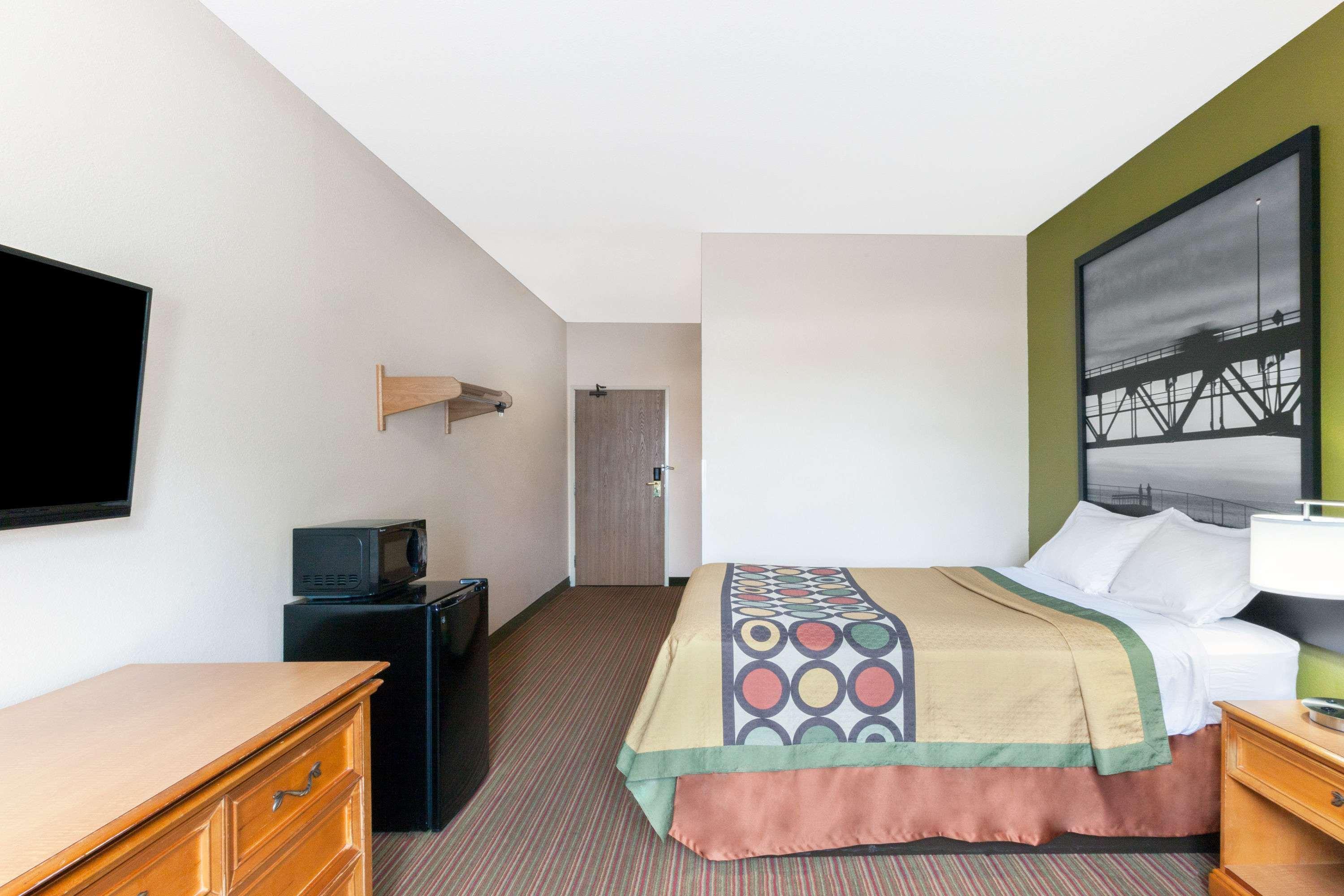 Super 8 by Wyndham Big Rapids Motel Bagian luar foto