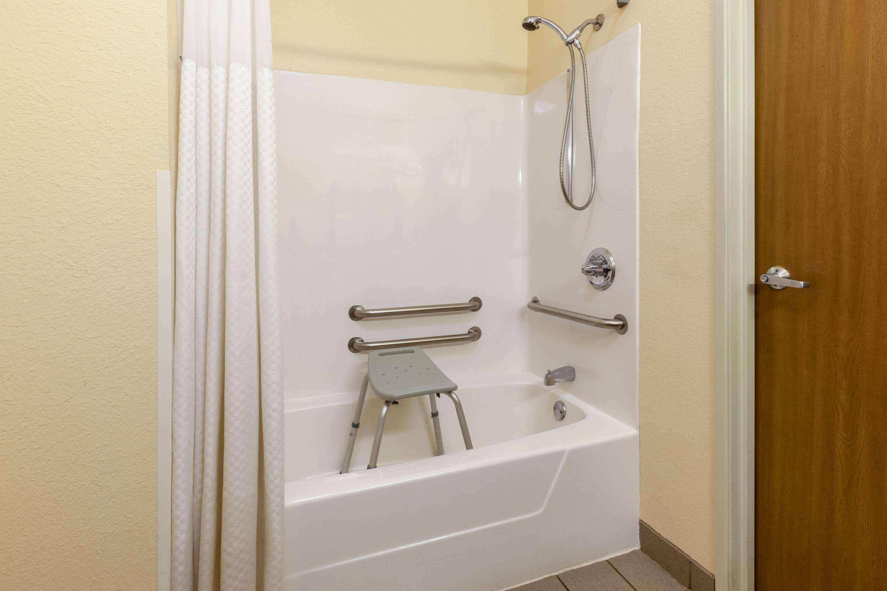 Super 8 by Wyndham Big Rapids Motel Bagian luar foto