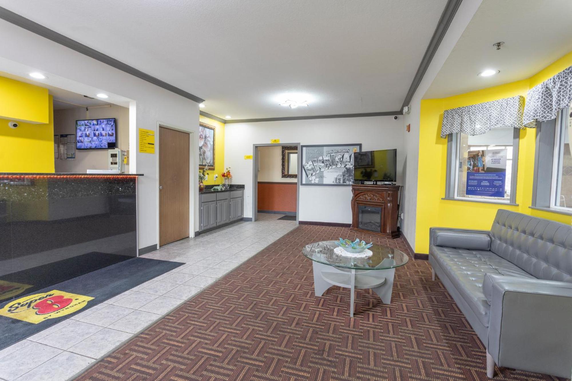 Super 8 by Wyndham Big Rapids Motel Bagian luar foto