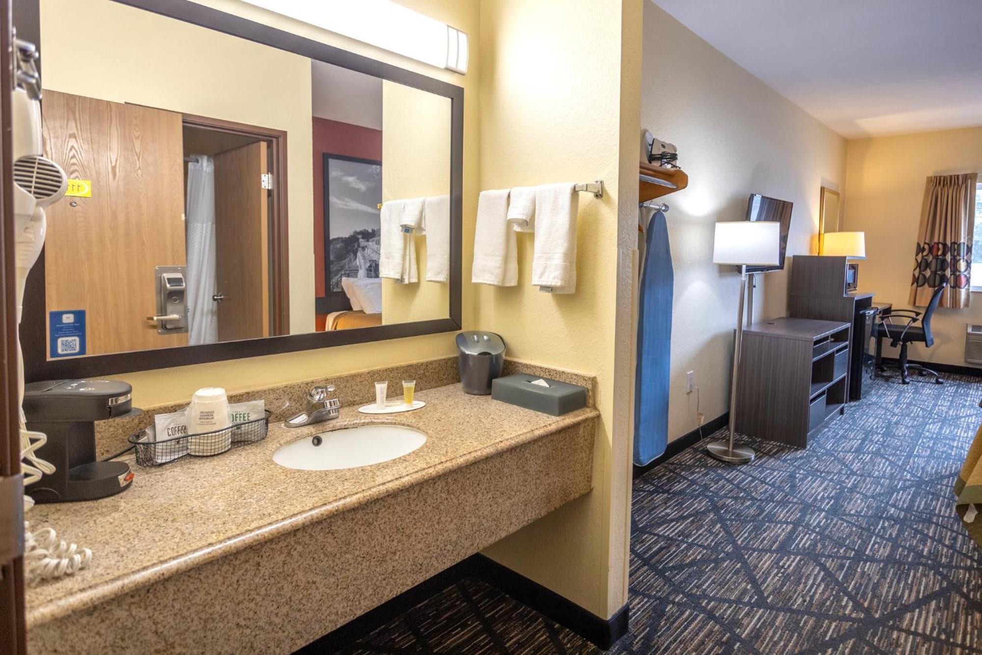 Super 8 by Wyndham Big Rapids Motel Bagian luar foto