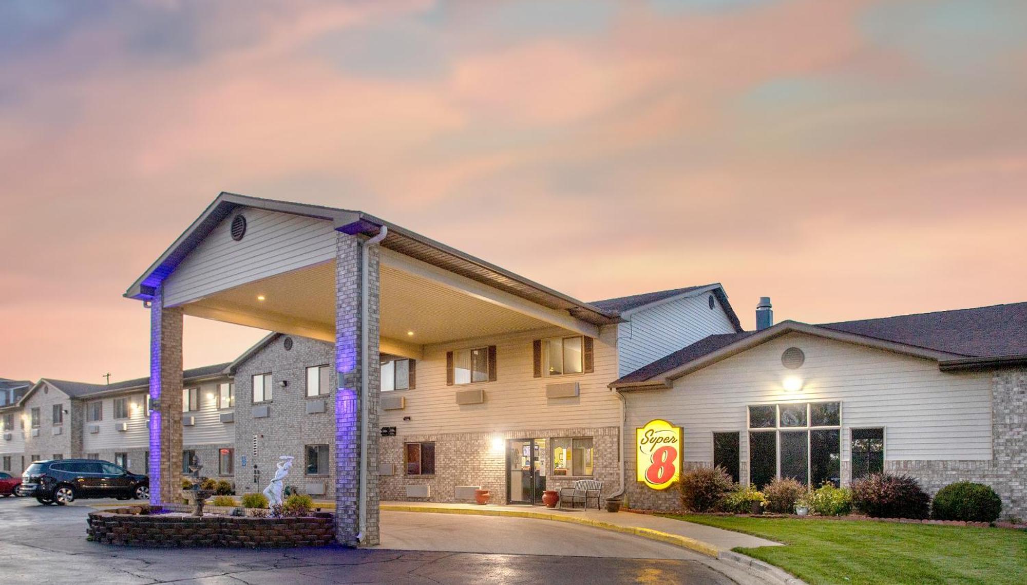 Super 8 by Wyndham Big Rapids Motel Bagian luar foto