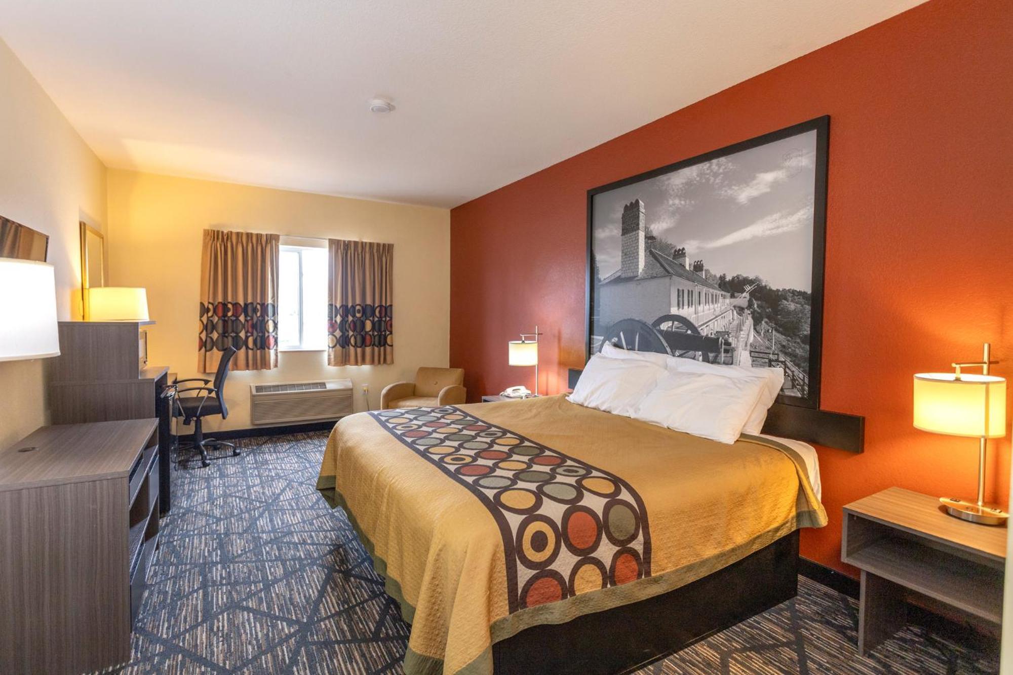 Super 8 by Wyndham Big Rapids Motel Bagian luar foto