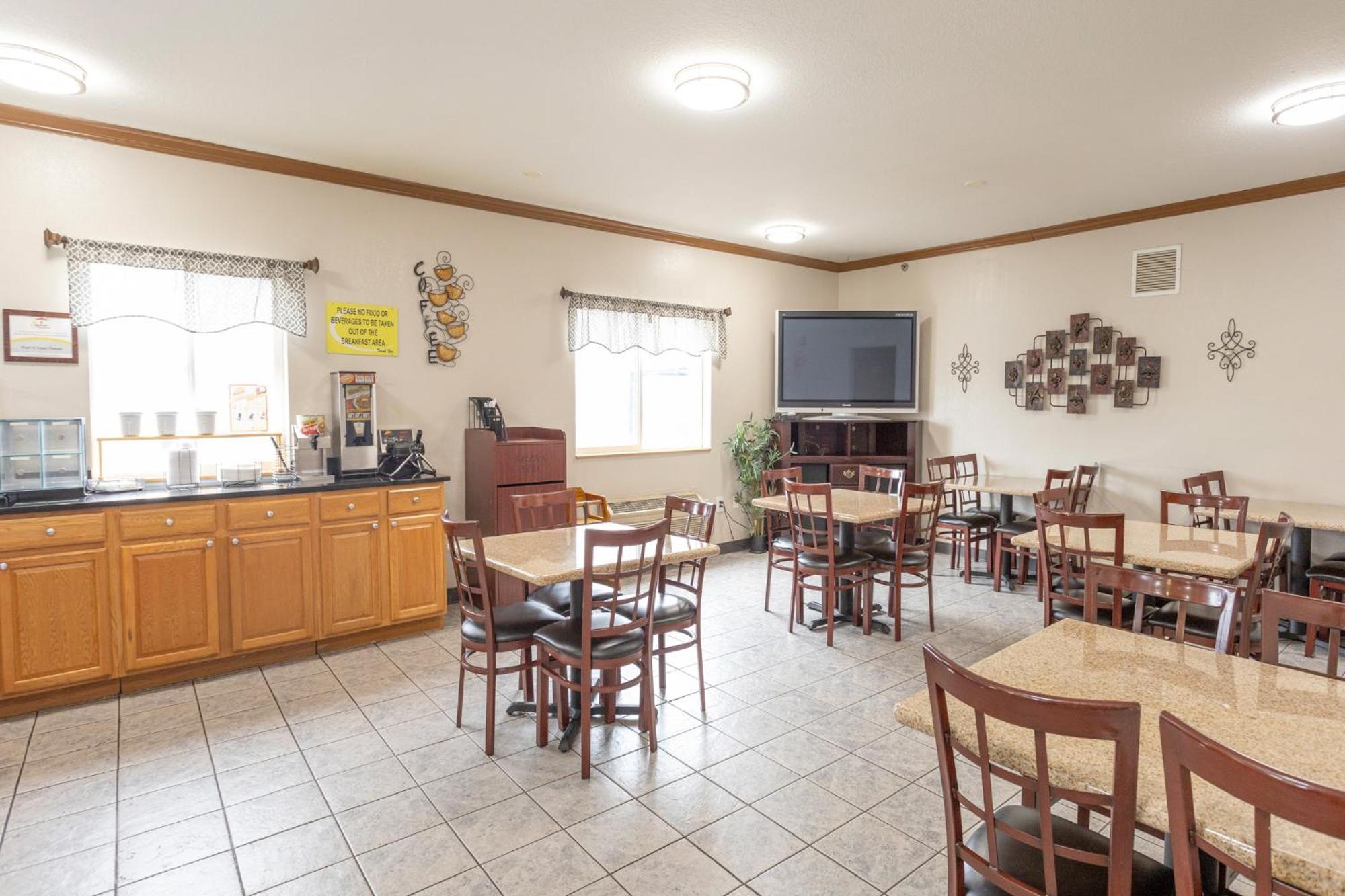 Super 8 by Wyndham Big Rapids Motel Bagian luar foto