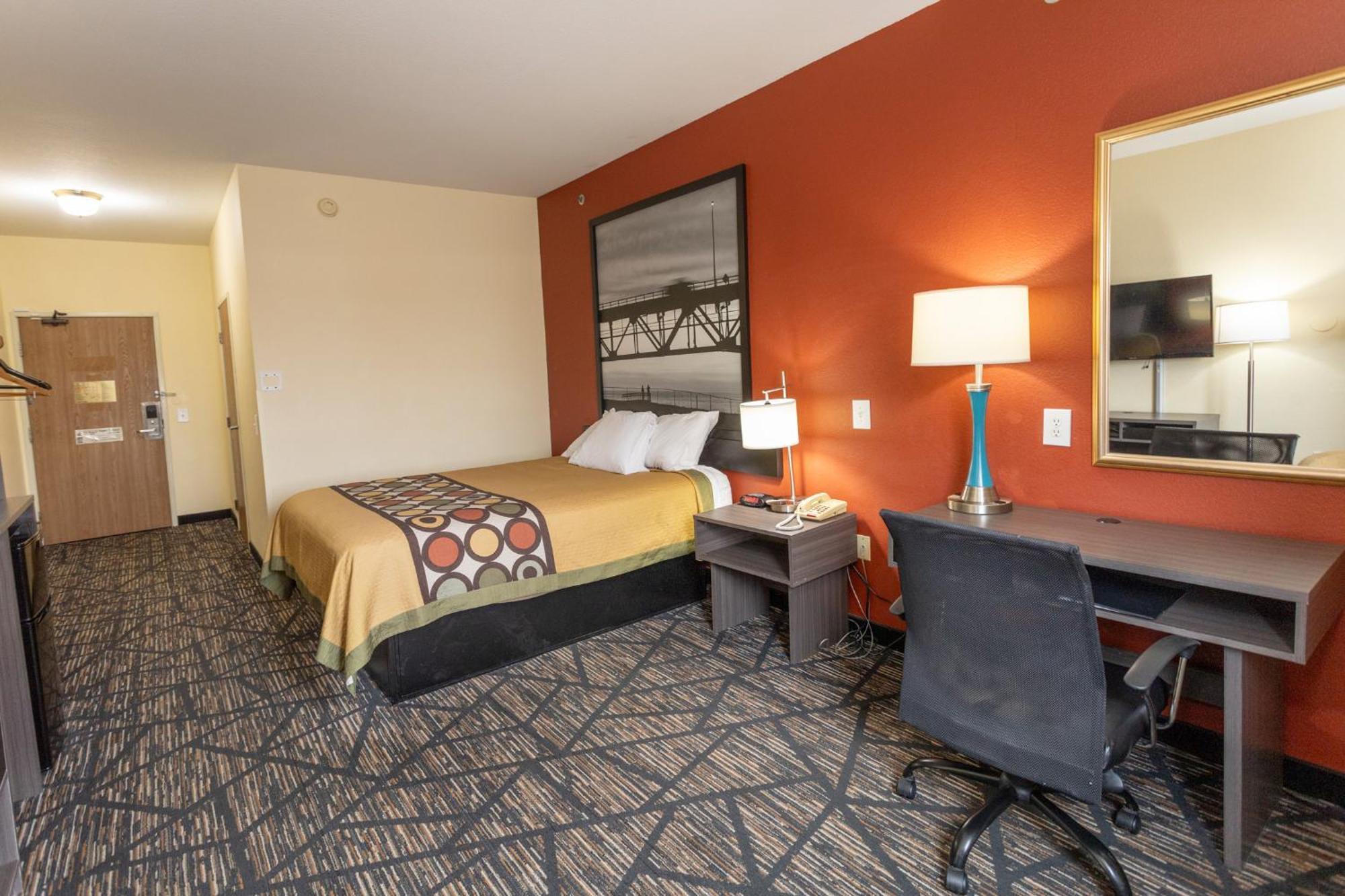 Super 8 by Wyndham Big Rapids Motel Bagian luar foto