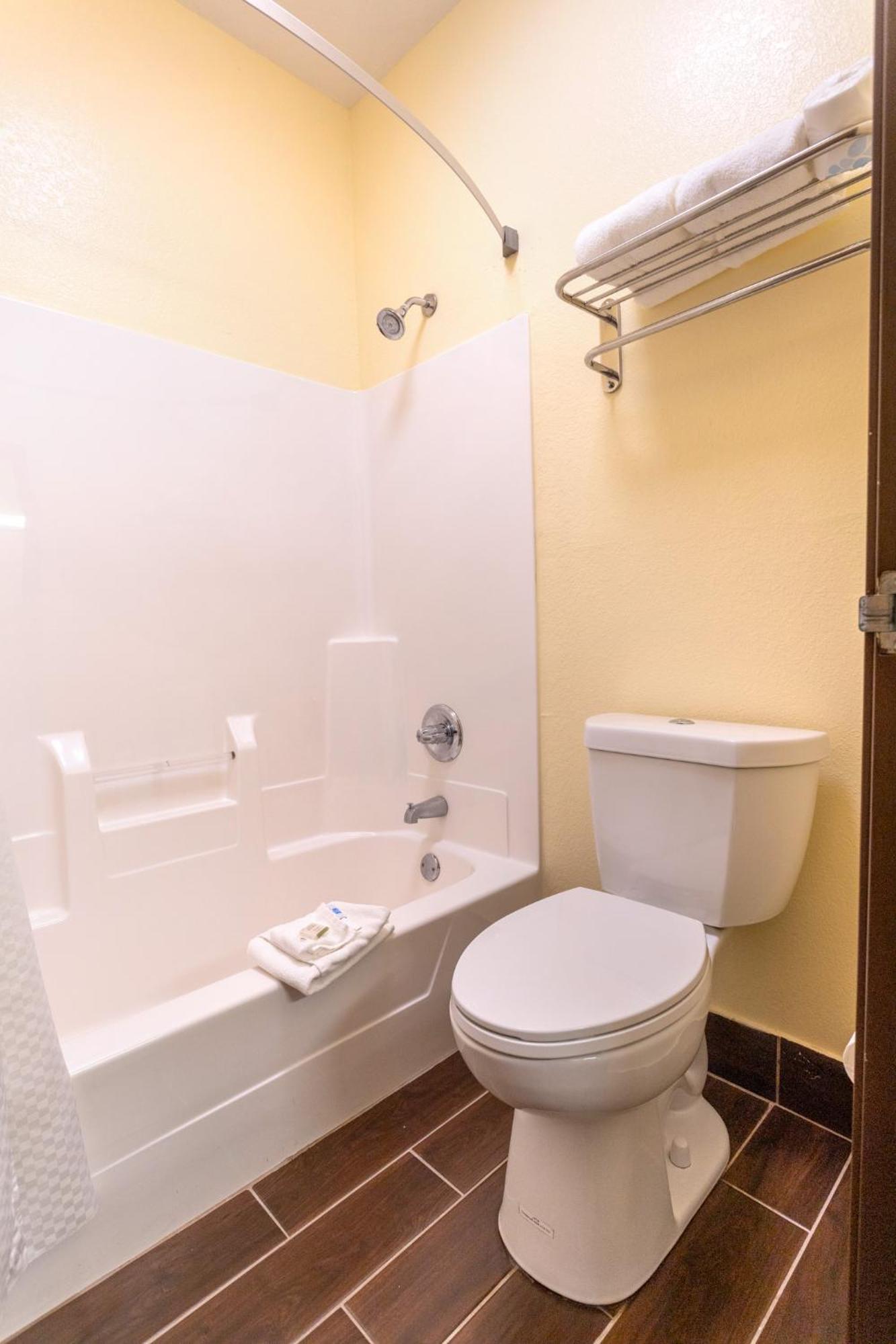 Super 8 by Wyndham Big Rapids Motel Bagian luar foto