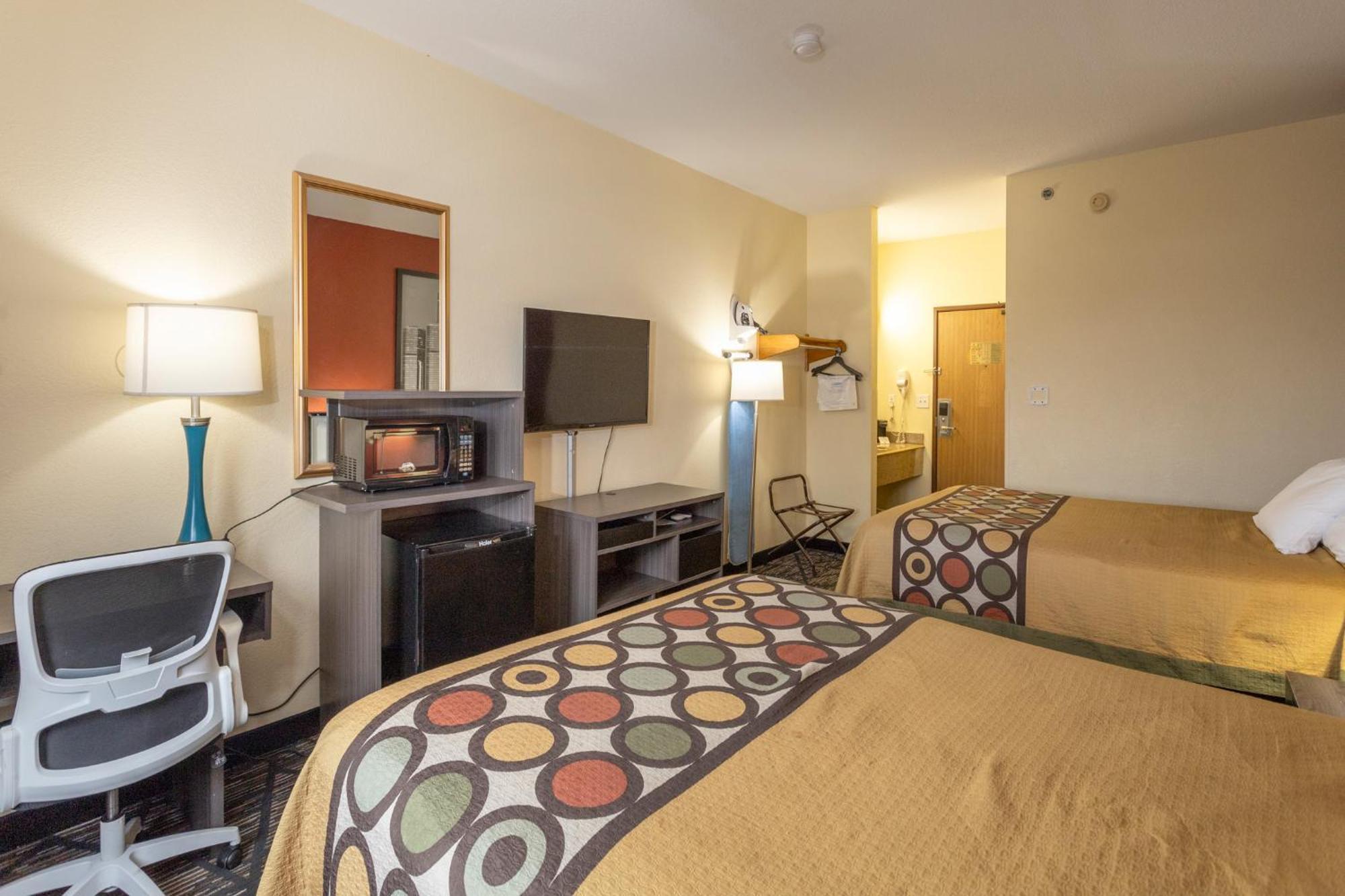 Super 8 by Wyndham Big Rapids Motel Bagian luar foto