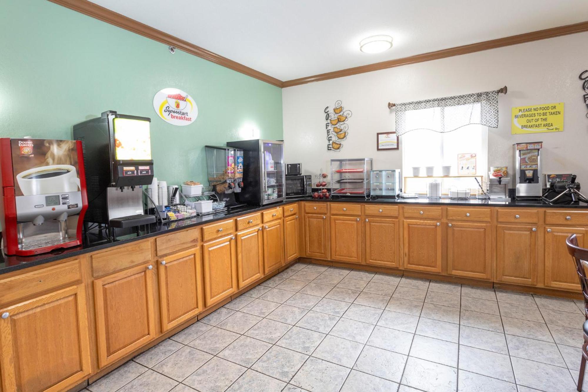 Super 8 by Wyndham Big Rapids Motel Bagian luar foto