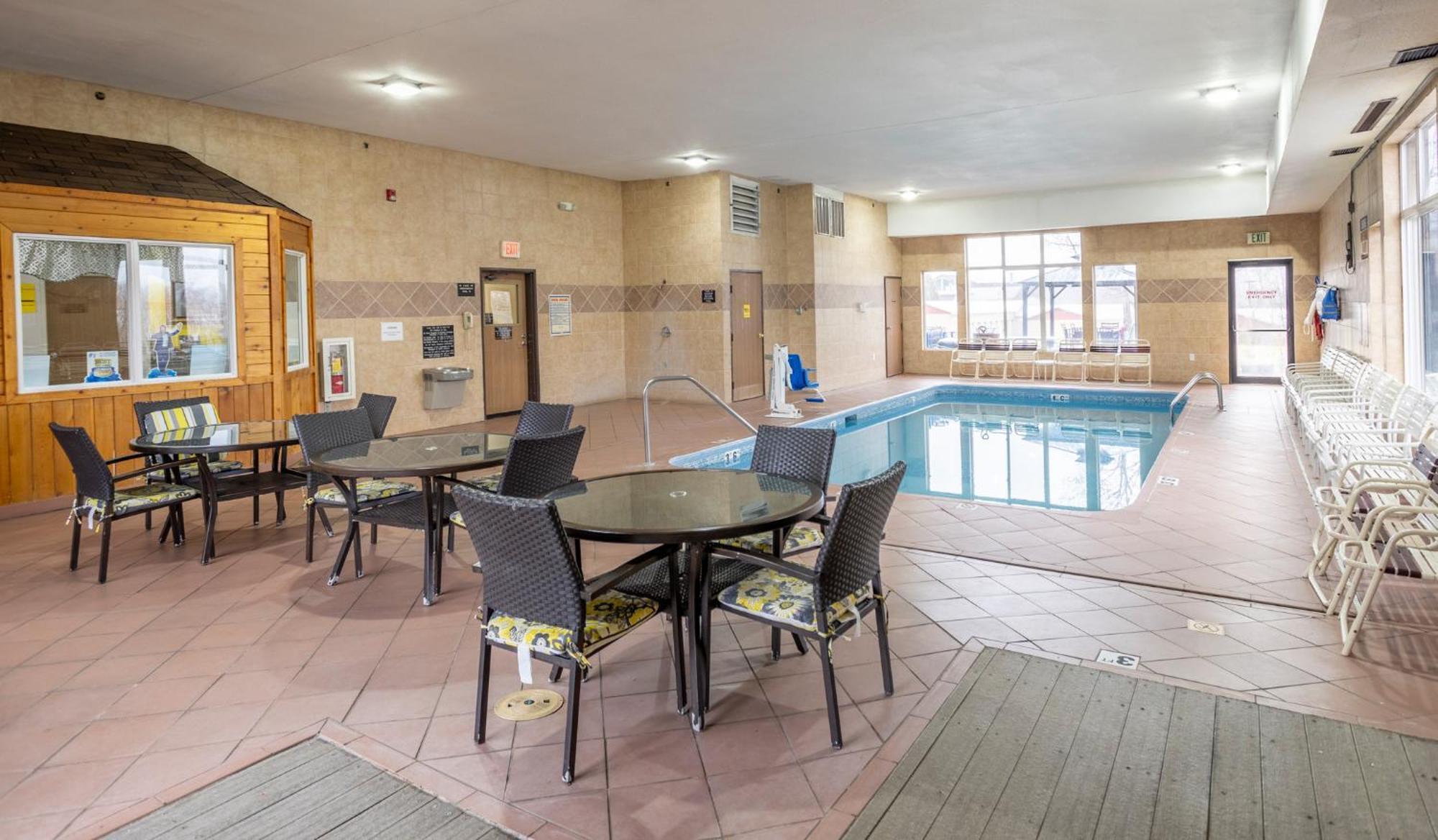Super 8 by Wyndham Big Rapids Motel Bagian luar foto