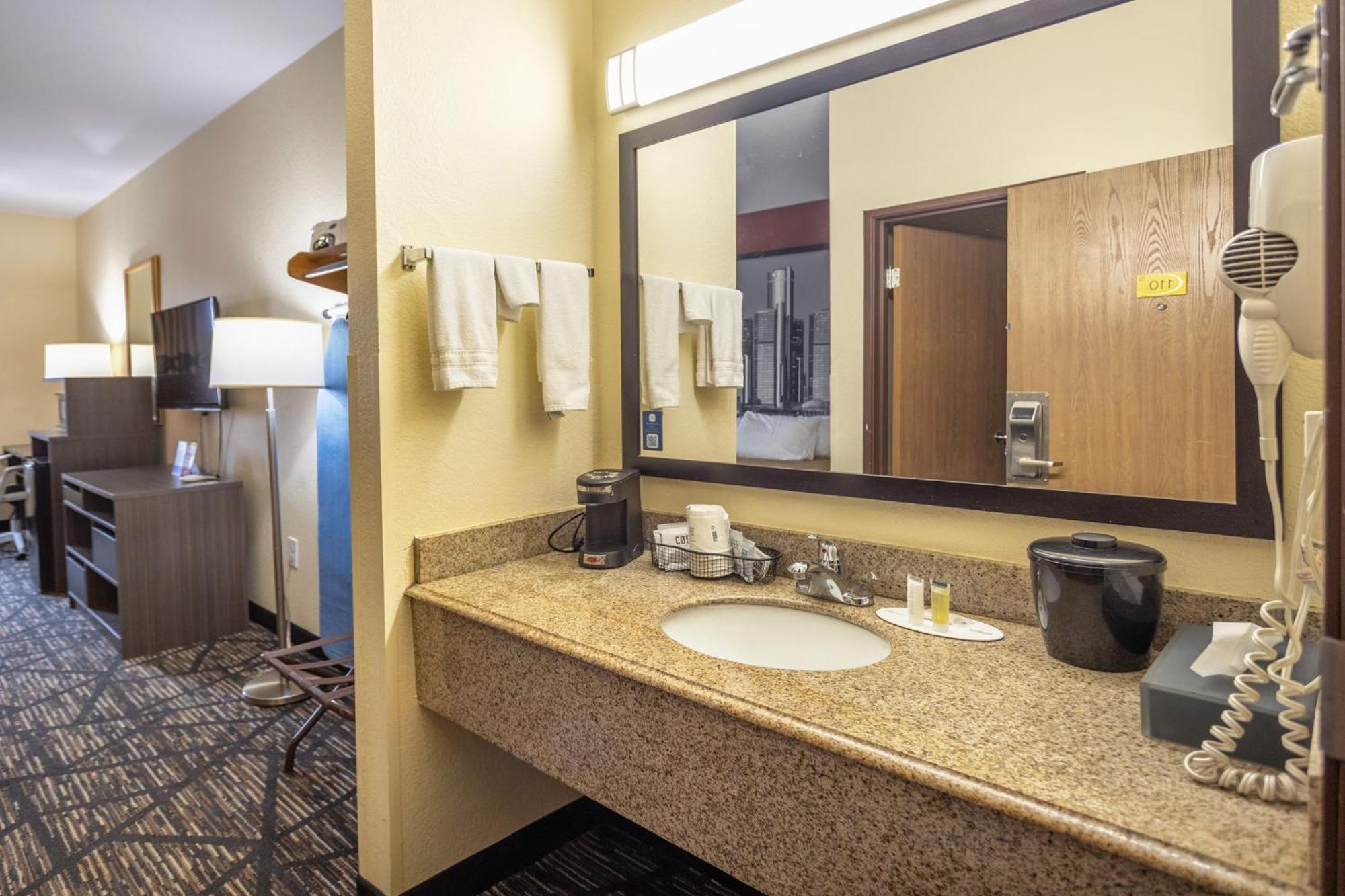 Super 8 by Wyndham Big Rapids Motel Bagian luar foto