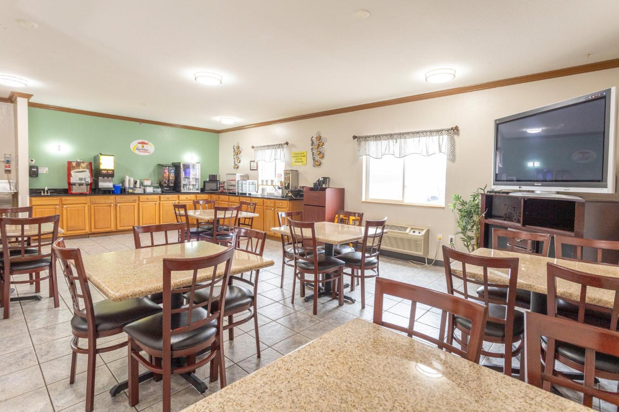 Super 8 by Wyndham Big Rapids Motel Bagian luar foto