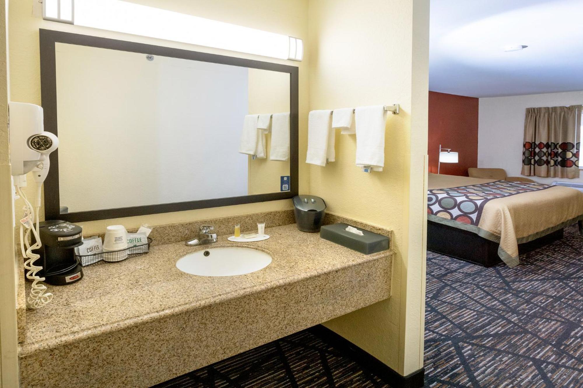 Super 8 by Wyndham Big Rapids Motel Bagian luar foto