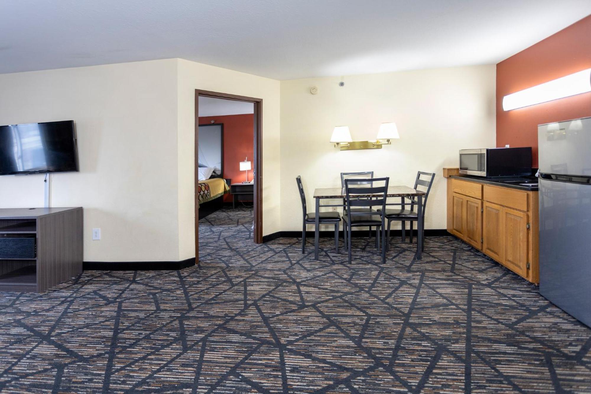 Super 8 by Wyndham Big Rapids Motel Bagian luar foto