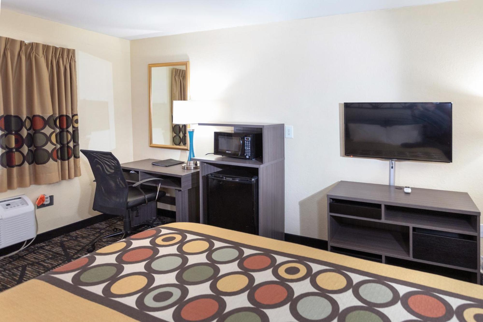 Super 8 by Wyndham Big Rapids Motel Bagian luar foto