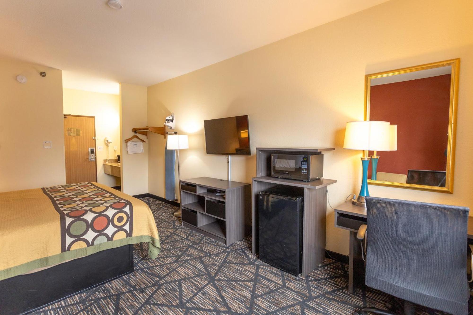 Super 8 by Wyndham Big Rapids Motel Bagian luar foto