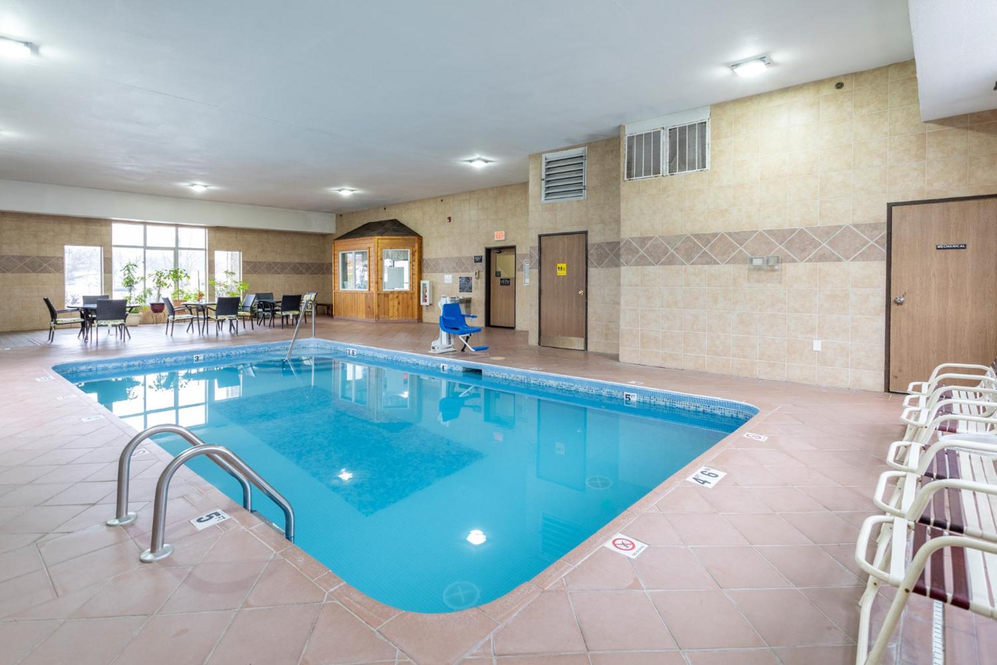 Super 8 by Wyndham Big Rapids Motel Bagian luar foto