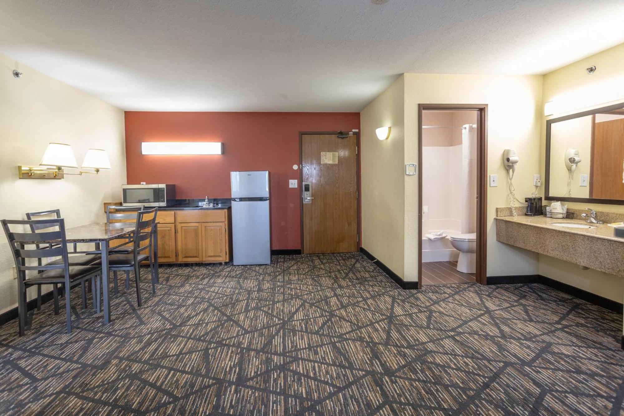 Super 8 by Wyndham Big Rapids Motel Bagian luar foto
