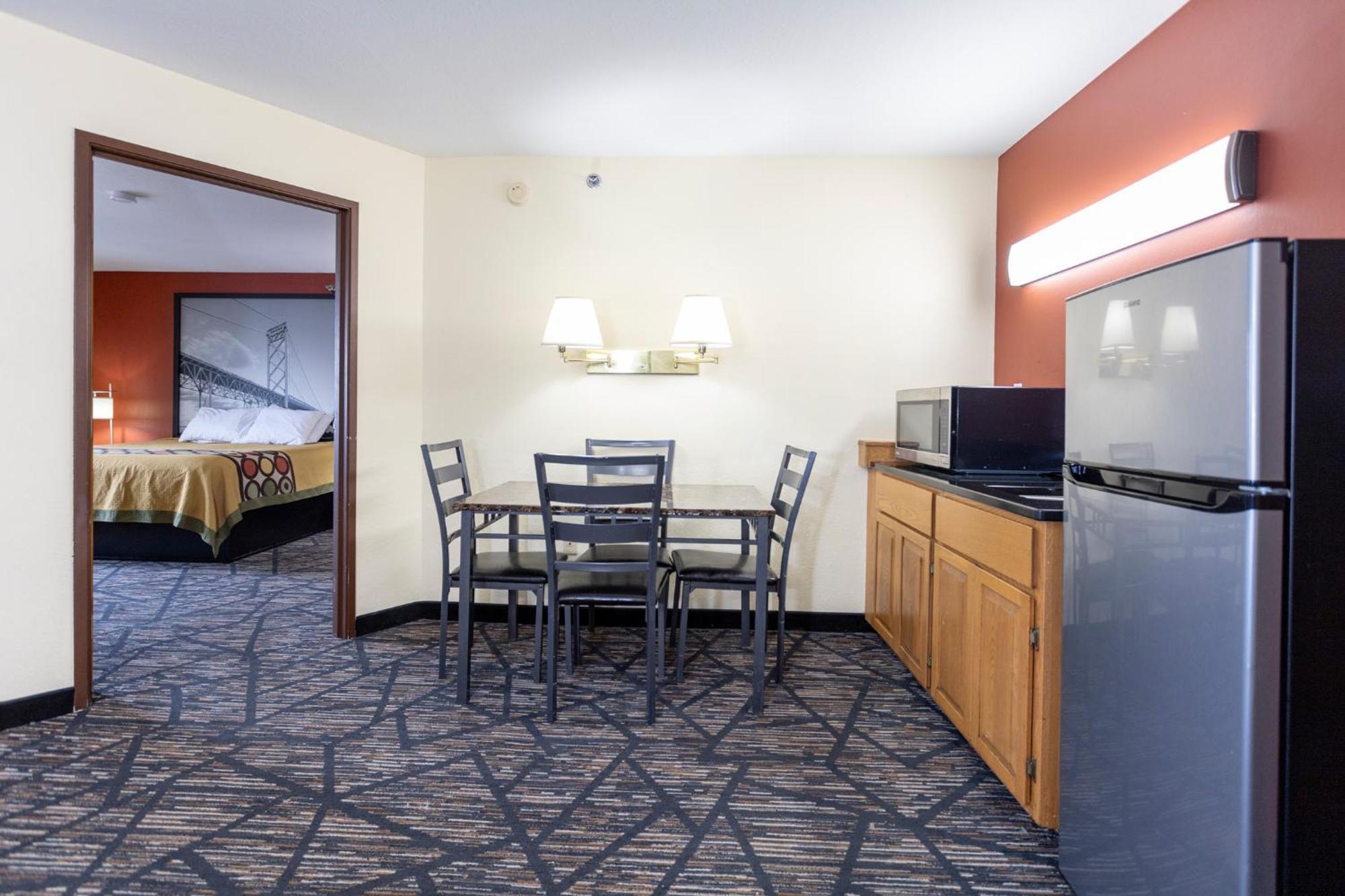 Super 8 by Wyndham Big Rapids Motel Bagian luar foto