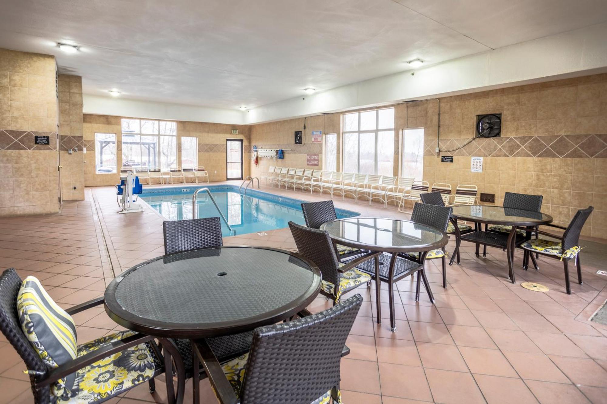 Super 8 by Wyndham Big Rapids Motel Bagian luar foto