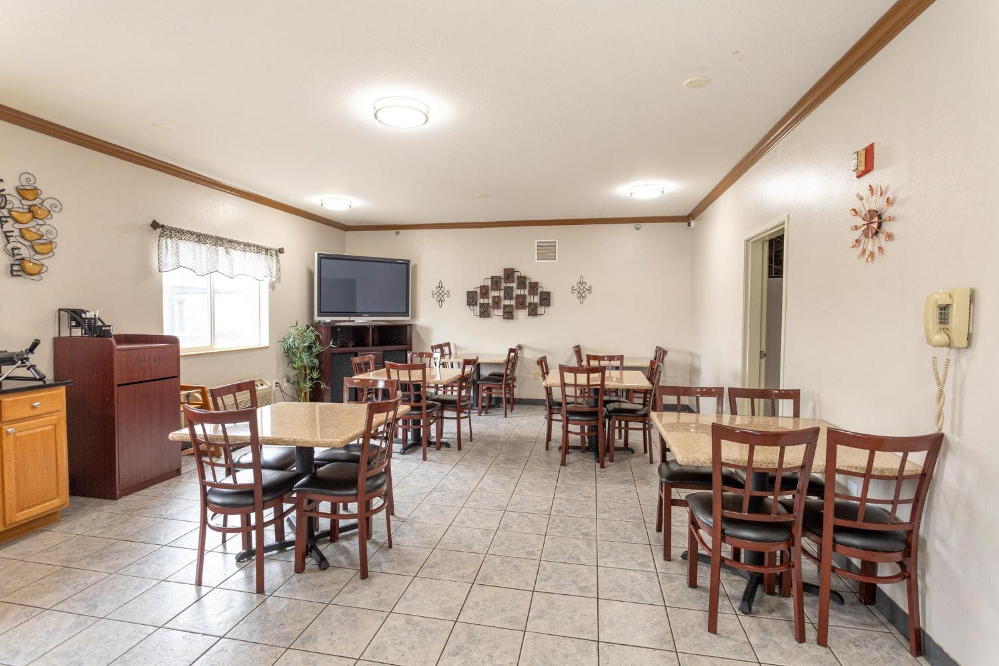 Super 8 by Wyndham Big Rapids Motel Bagian luar foto