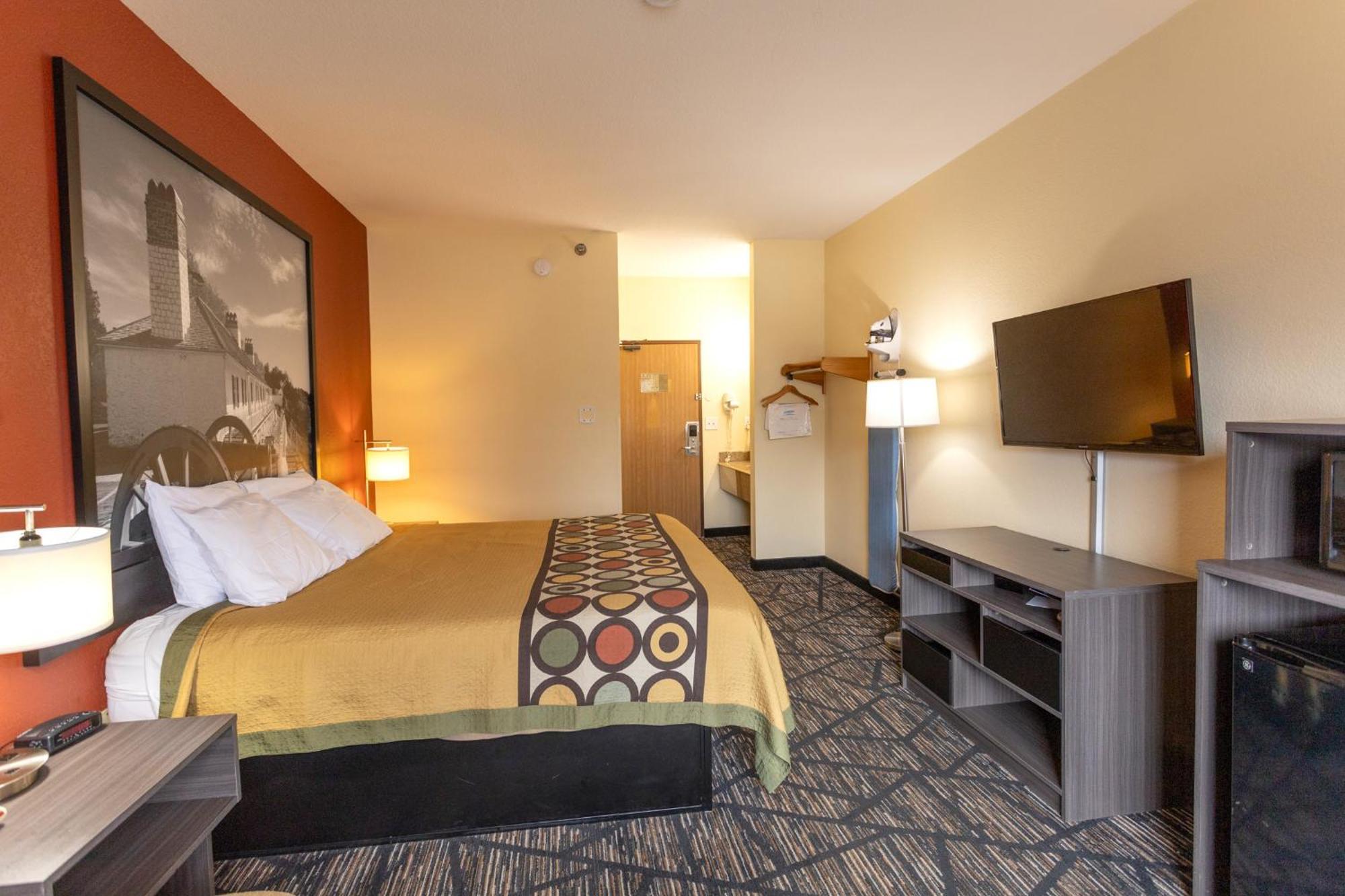 Super 8 by Wyndham Big Rapids Motel Bagian luar foto