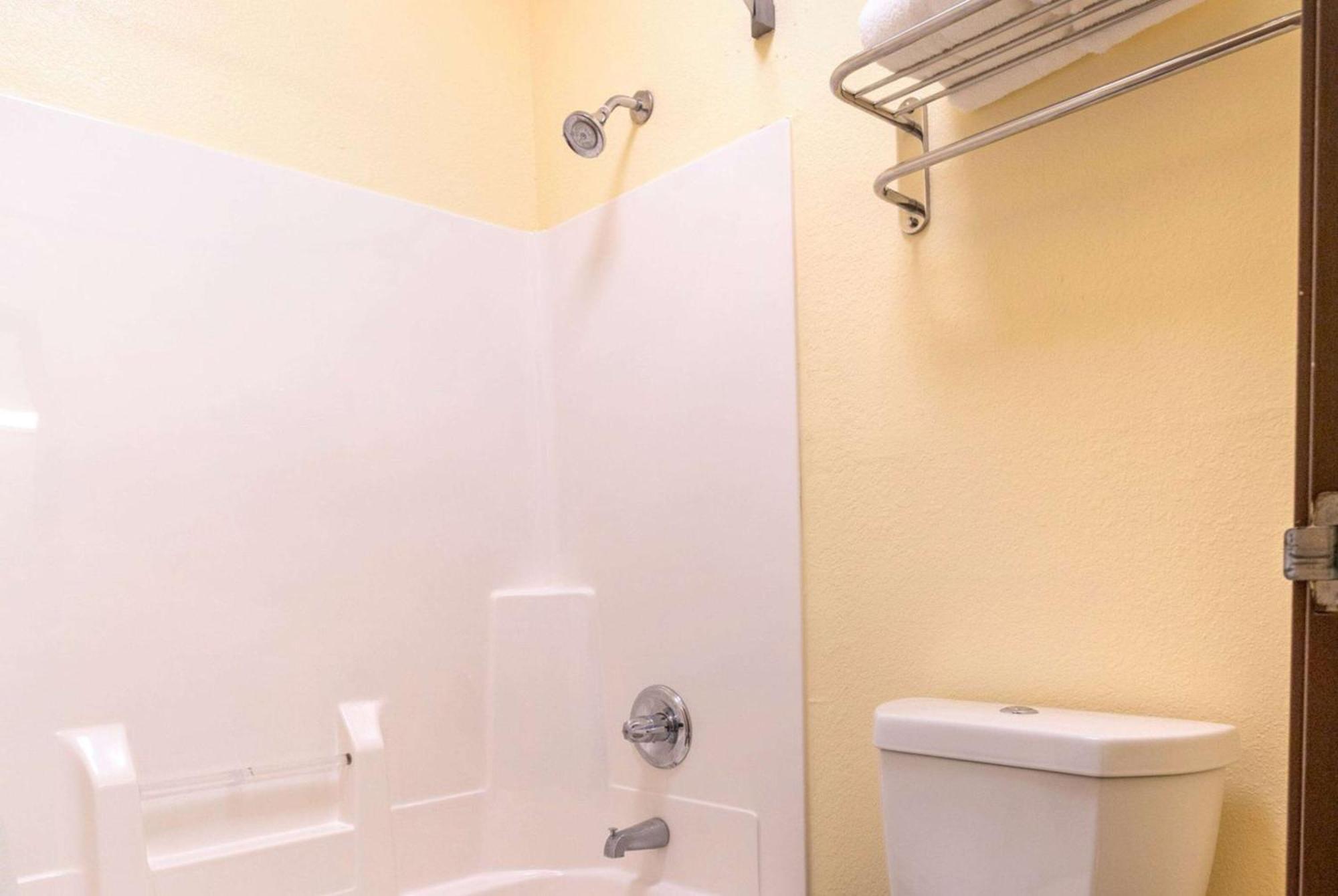 Super 8 by Wyndham Big Rapids Motel Bagian luar foto