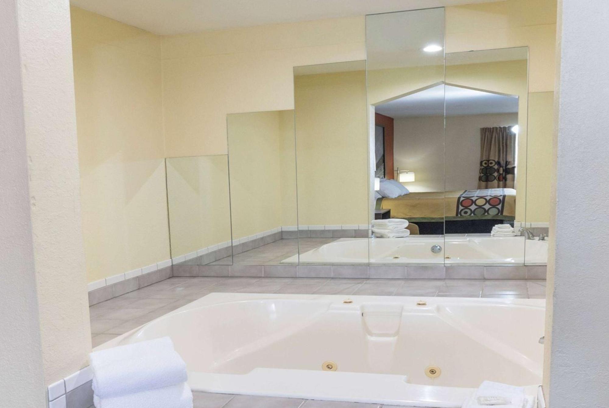 Super 8 by Wyndham Big Rapids Motel Bagian luar foto