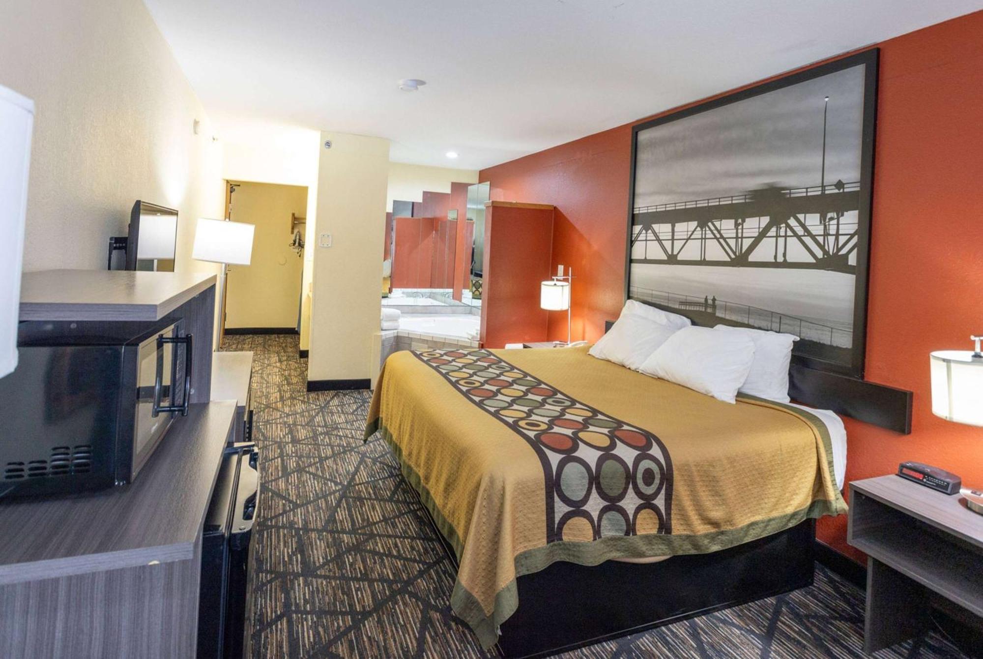 Super 8 by Wyndham Big Rapids Motel Bagian luar foto