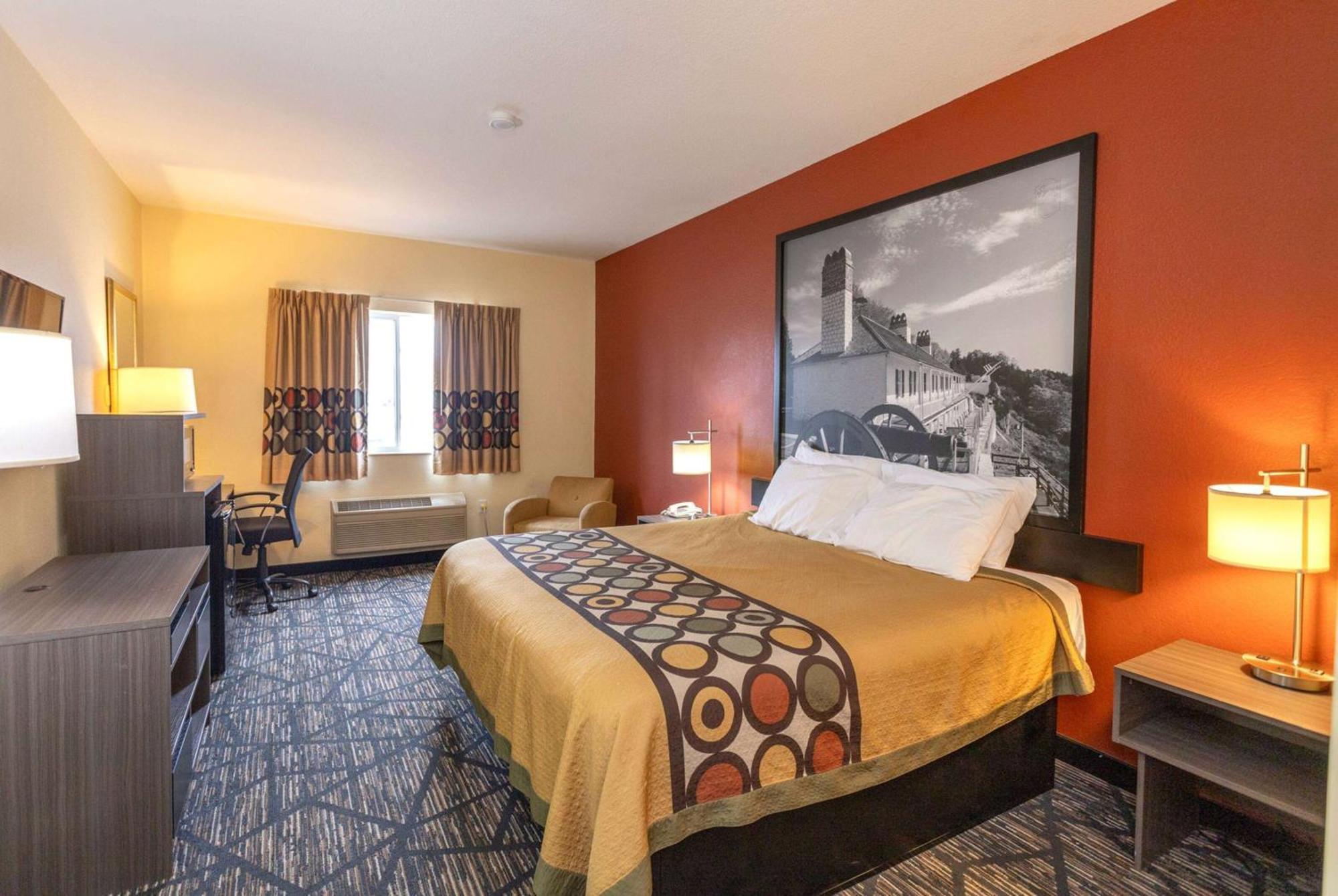 Super 8 by Wyndham Big Rapids Motel Bagian luar foto