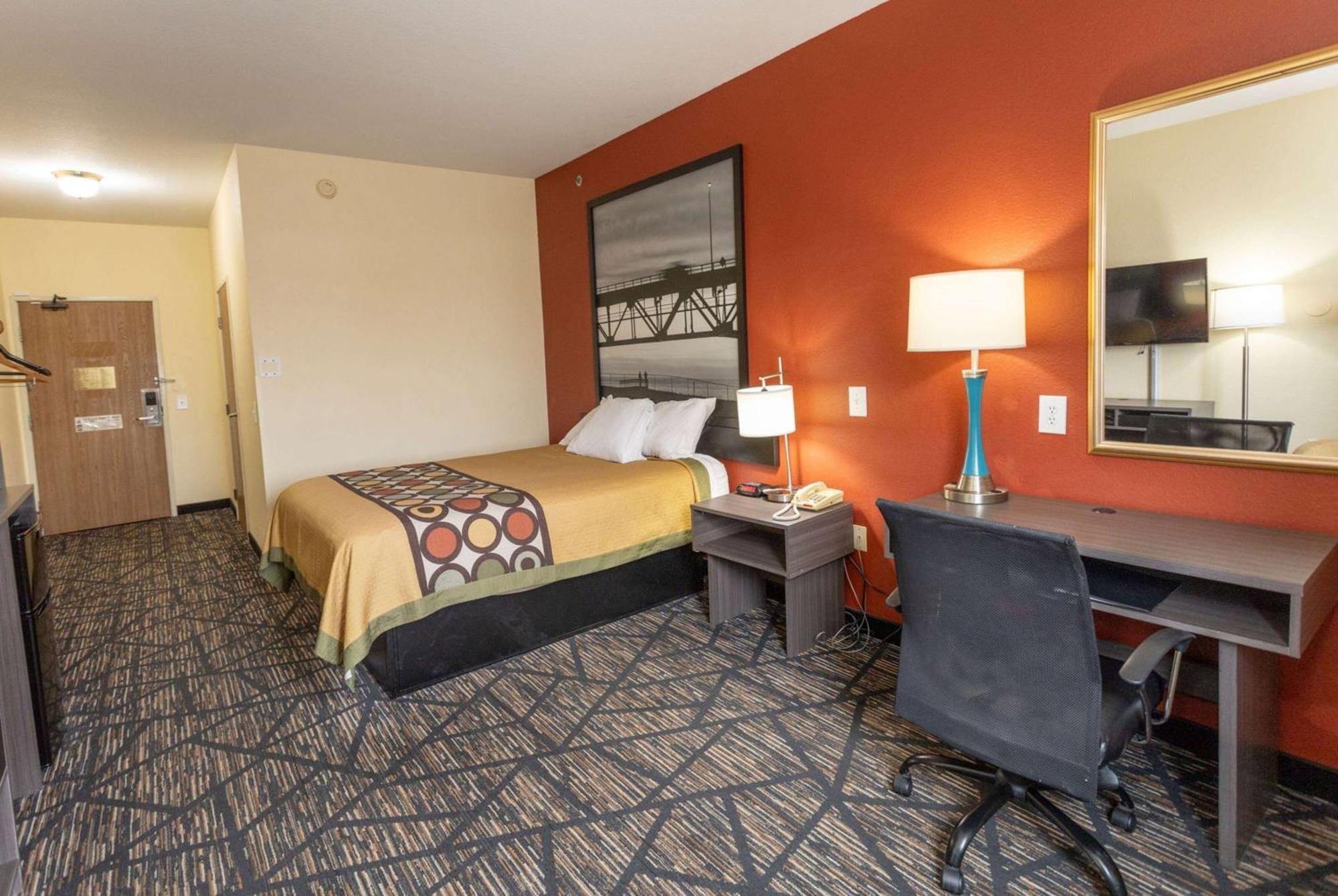 Super 8 by Wyndham Big Rapids Motel Bagian luar foto