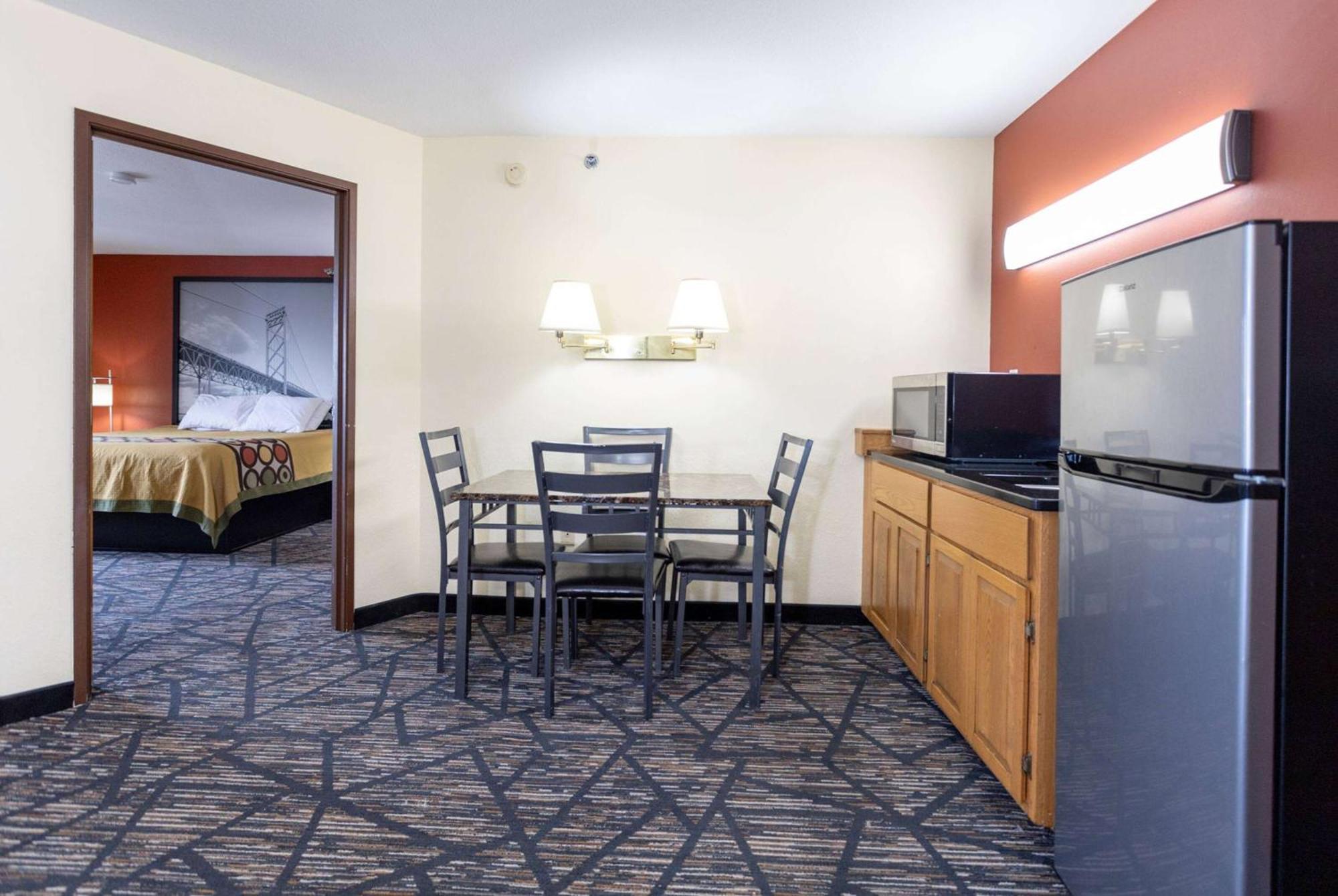 Super 8 by Wyndham Big Rapids Motel Bagian luar foto