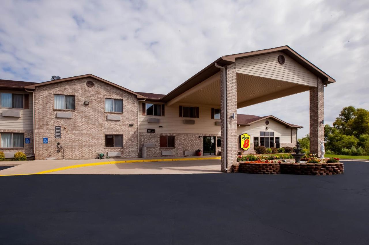 Super 8 by Wyndham Big Rapids Motel Bagian luar foto