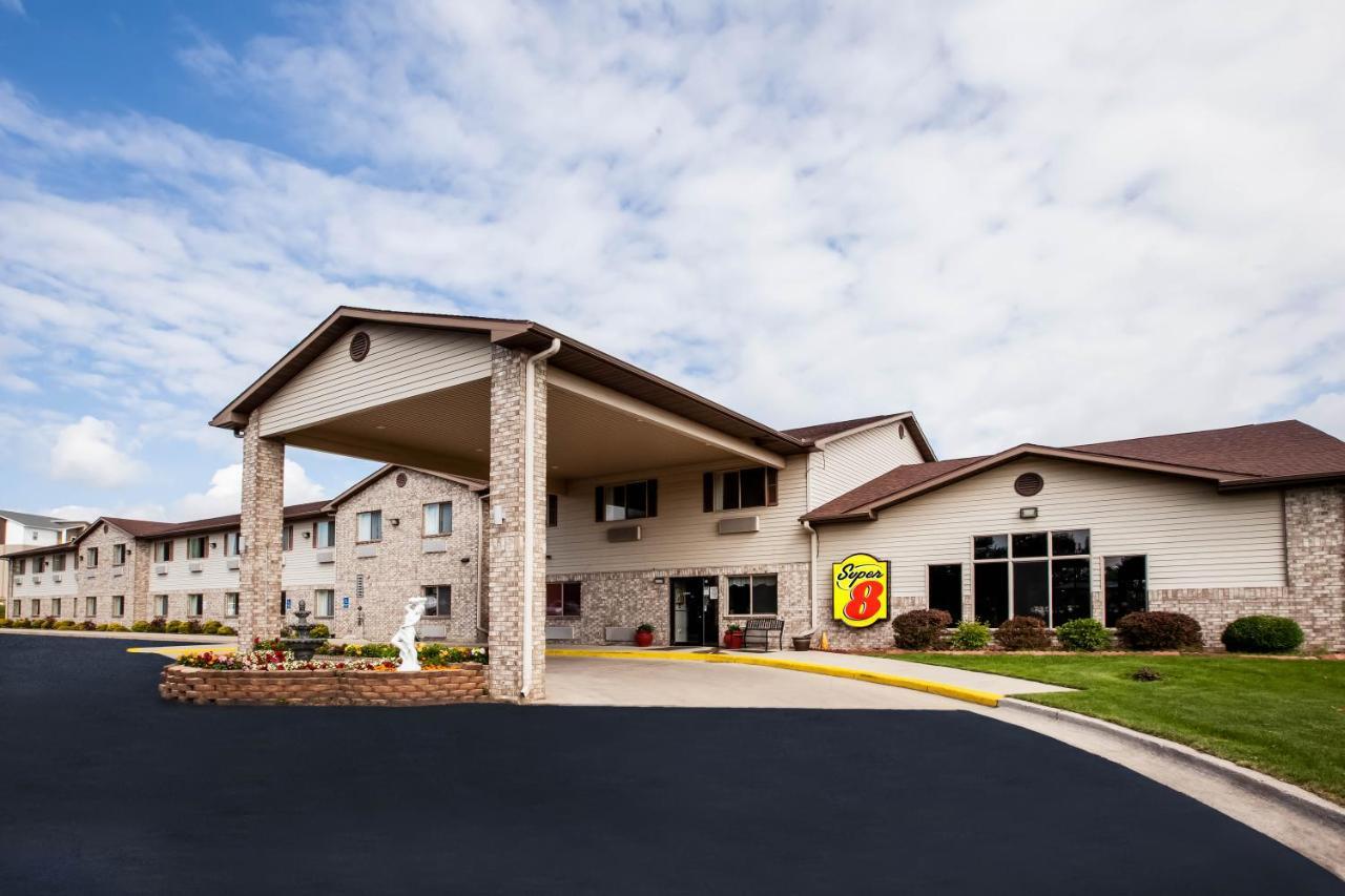 Super 8 by Wyndham Big Rapids Motel Bagian luar foto